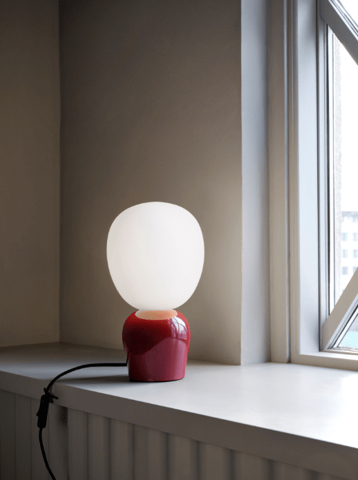 Buddy 34cm Bourgogne lampe de table De Belid - Gr&acirc;ce &agrave; sa lumi&egrave;re douce et son design raffin&eacute;, Buddy s'int&egrave;gre harmonieusement dans tous les int&eacute;rieurs &ndash; une lampe qui apportera lumi&egrave;re et caract&egrave;re pour des g&eacute;n&eacute;rations.