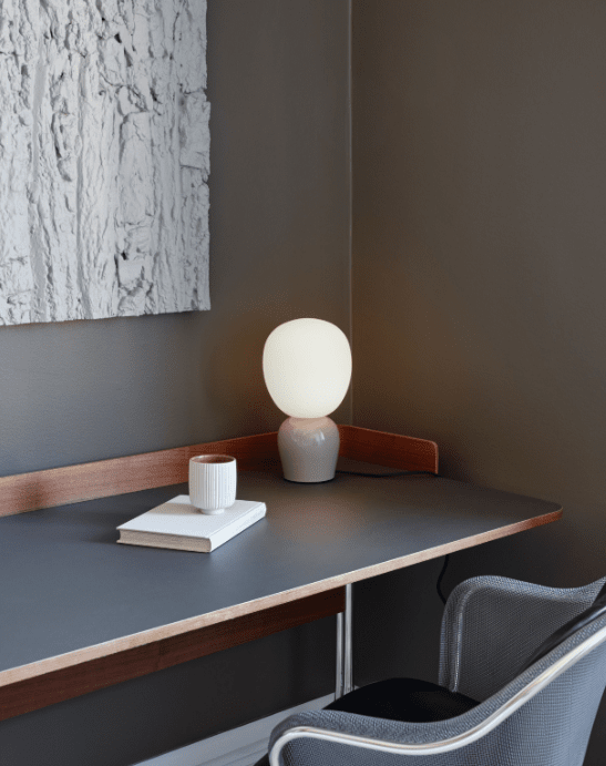 Buddy 34cm Greige lampe de table De Belid - Gr&acirc;ce &agrave; sa lumi&egrave;re douce et son design raffin&eacute;, Buddy s'int&egrave;gre harmonieusement dans tous les int&eacute;rieurs &ndash; une lampe qui apportera lumi&egrave;re et caract&egrave;re pour des g&eacute;n&eacute;rations.