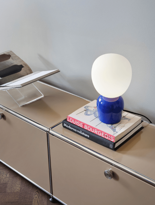 Buddy 34cm Bleu lampe de table De Belid - Gr&acirc;ce &agrave; sa lumi&egrave;re douce et son design raffin&eacute;, Buddy s'int&egrave;gre harmonieusement dans tous les int&eacute;rieurs &ndash; une lampe qui apportera lumi&egrave;re et caract&egrave;re pour des g&eacute;n&eacute;rations.