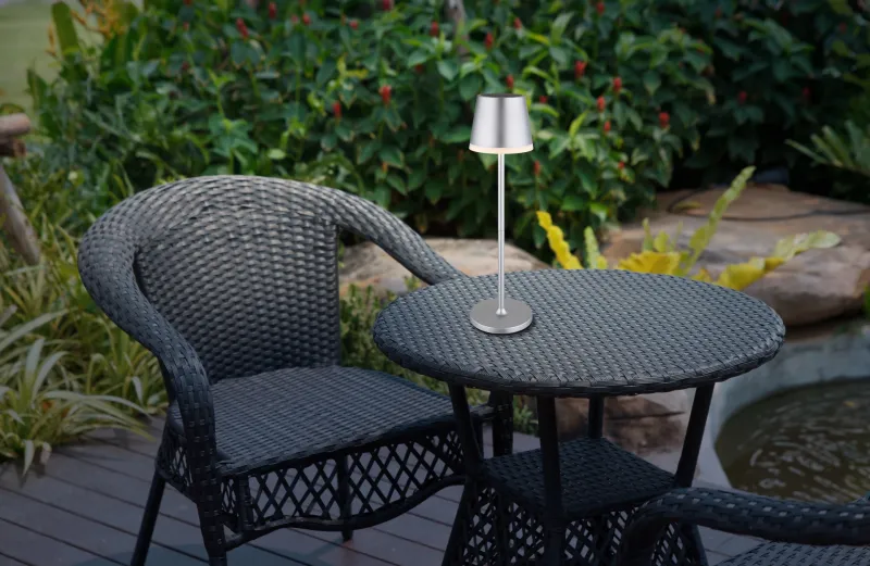 Bordslampa LED Argent lampe solaire De Globo Lighting - Den diskreta designen sm&auml;lter in i alla milj&ouml;er och med IP44-klassning &auml;r den t&aring;lig mot v&auml;der och vind.