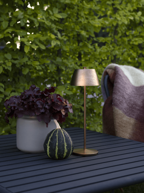 Èze 32cm Cuivre mat portable De Konstsmide - La lampe est équipée d'un variateur tactile pour que vous puissiez régler la luminosité et la température de couleur de la lumière jaune chaude à la lumière blanche chaude.
