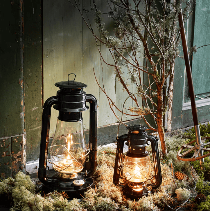 Storm Lantern big Noir De Strömshaga - Une lampe &agrave; p&eacute;trole au design classique qui constitue un beau d&eacute;tail int&eacute;rieur et diffuse une belle lumi&egrave;re &agrave; l'int&eacute;rieur comme &agrave; l'ext&eacute;rieur.