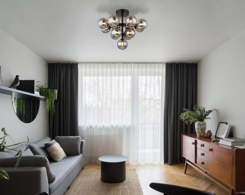 Grappy Ø56 Couleur fumée plafonnier De Globo Lighting - Grappy plafond blir en stilfull och lyxig detalj i varje rum med sin glamor&ouml;sa design och de 13st r&ouml;kf&auml;rgade glaskulorna.