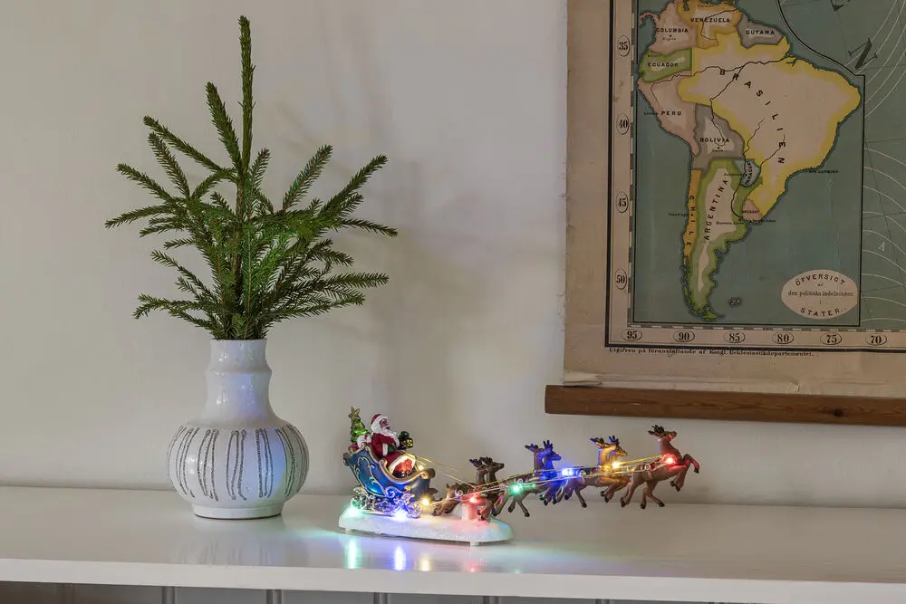 Père Noël Avec Des Rennes 14cm Multicolore De Konstsmide - &Eacute;l&eacute;gante d&eacute;coration de No&euml;l avec le P&egrave;re No&euml;l dans un tra&icirc;neau et des rennes, illumin&eacute;e par des lumi&egrave;res LED color&eacute;es.