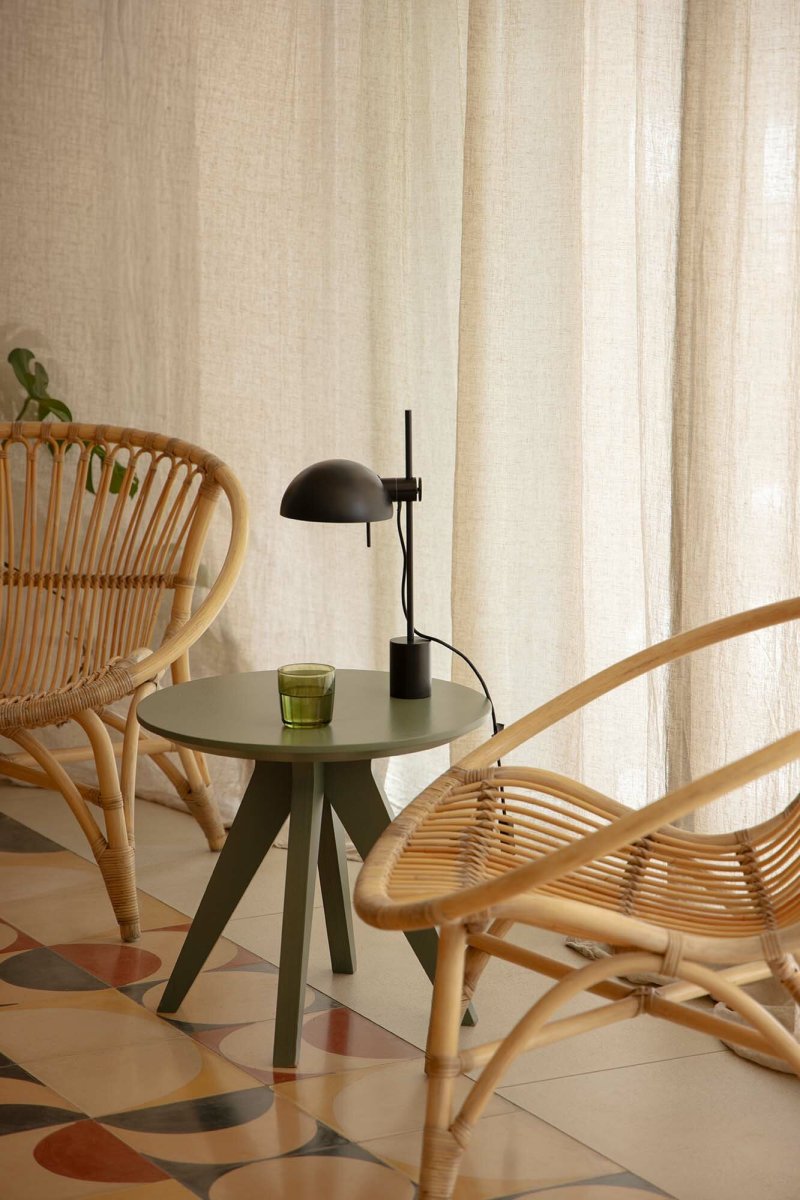Matilda 43cm Noir lampe de bureau De Faro Barcelona - Matilda est une lampe de table noire au design g&eacute;om&eacute;trique et &eacute;pur&eacute; qui s'int&egrave;gre parfaitement &agrave; tous les int&eacute;rieurs.
