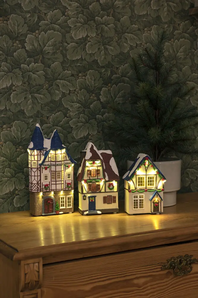 3 Petites Maisons Multicolore De Konstsmide - Parfait comme d&eacute;coration de table pour apporter une ambiance de No&euml;l chaleureuse dans la maison.
