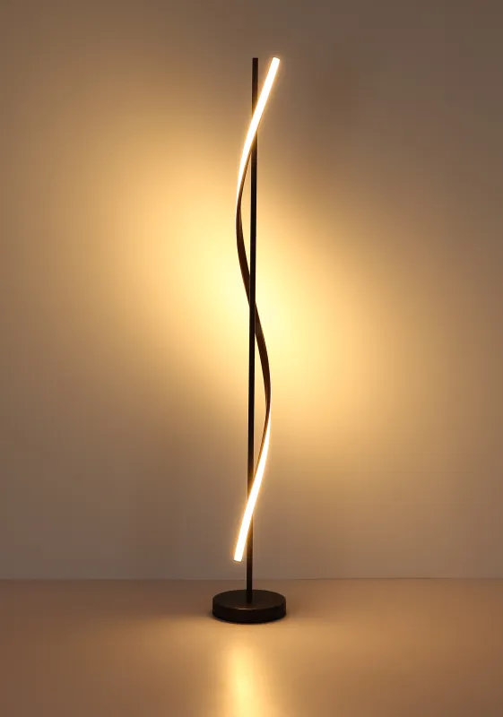 Watkins Noir lampadaire De Globo Lighting - Den mattsvarta metallstommen omsluts av en stilren, rak st&aring;ng med en integrerad LED-list som sprider ett mjukt och j&auml;mnt ljus.