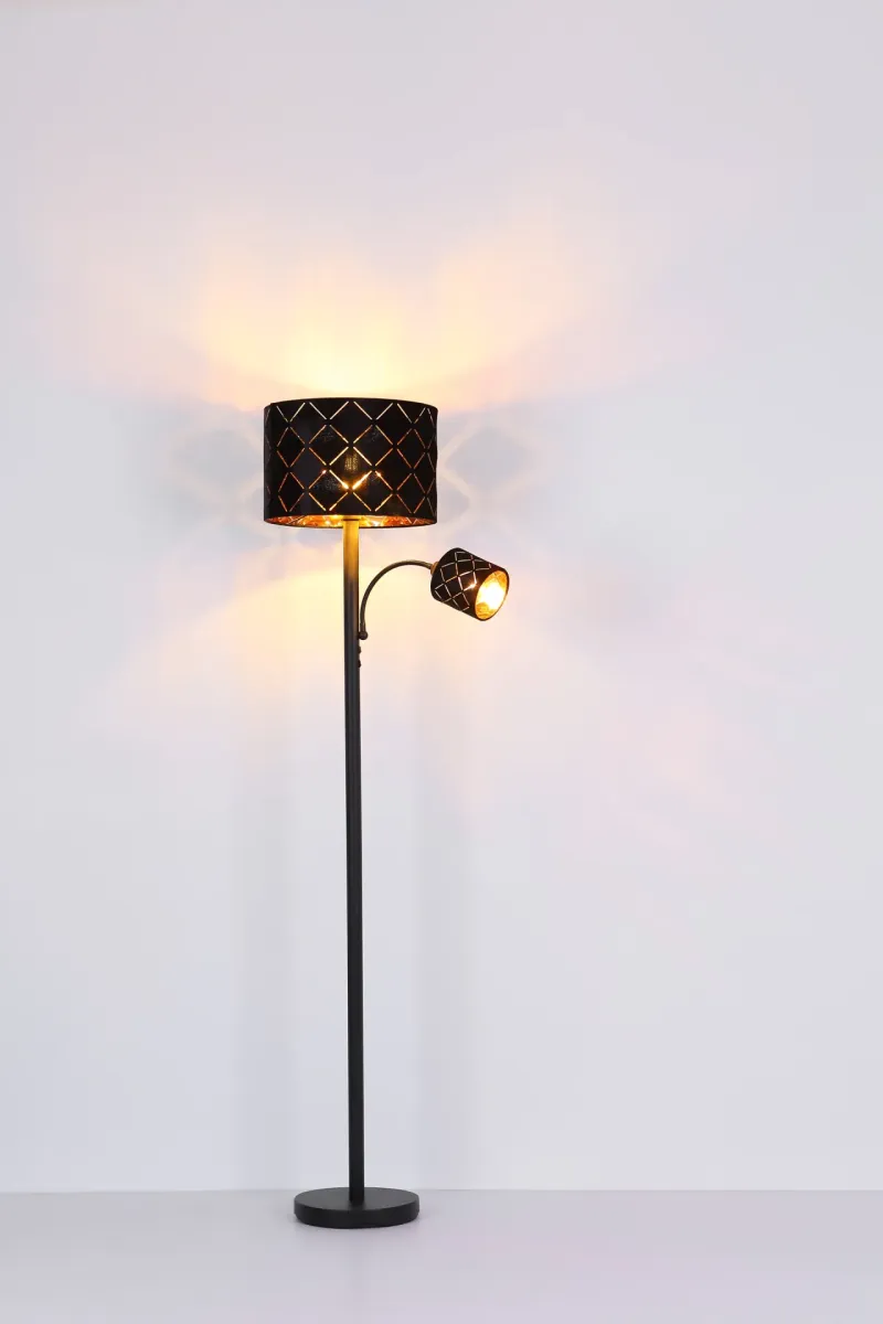 Sunna Noir lampadaire De Globo Lighting - Den runda stommen i h&ouml;gkvalitativ svart metall ger stabilitet och tidl&ouml;s charm, medan den svarta lampsk&auml;rmen i sammet med dekorativa utsk&auml;rningar tillf&ouml;r en lyxig k&auml;nsla och skapar ett fascinerande ljusspel.