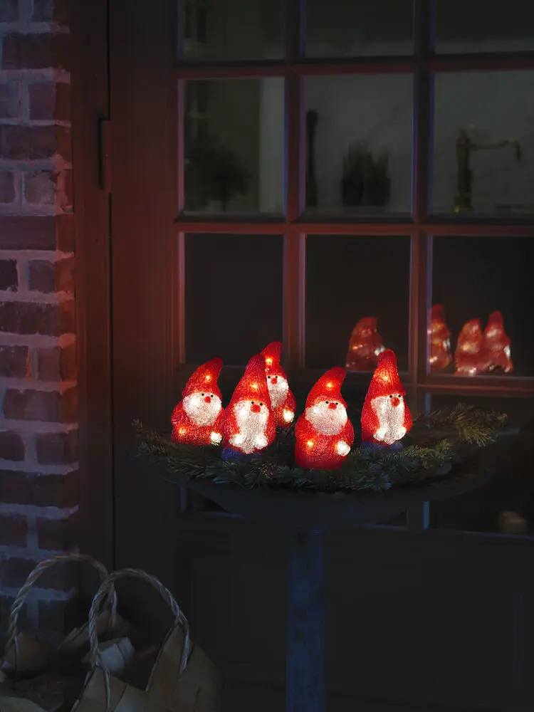 Pères Noël En Acrylique ROUGE De Konstsmide - Propagez l'esprit de No&euml;l avec cet ensemble de cinq petits nains en acrylique illumin&eacute;s par un total de 40 lumi&egrave;res LED blanc chaud.