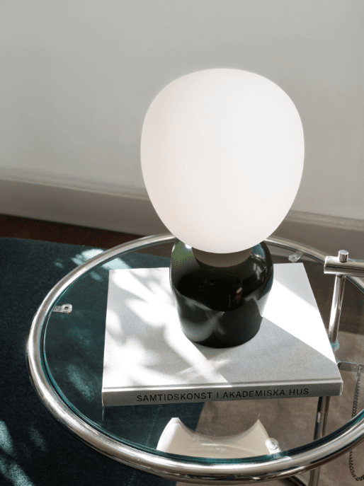 Buddy 34cm Vert lampe de table De Belid - Gr&acirc;ce &agrave; sa lumi&egrave;re douce et son design raffin&eacute;, Buddy s'int&egrave;gre harmonieusement dans tous les int&eacute;rieurs &ndash; une lampe qui apportera lumi&egrave;re et caract&egrave;re pour des g&eacute;n&eacute;rations.