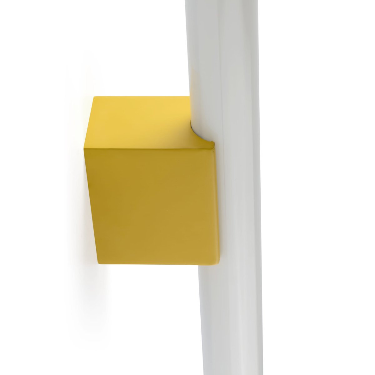 Calma 50cm Jaune lampe de salle de bain De Faro Barcelona - Gr&acirc;ce &agrave; sa source lumineuse int&eacute;gr&eacute;e et &agrave; son design polyvalent, elle peut &ecirc;tre install&eacute;e horizontalement ou verticalement, selon les besoins de l'espace.