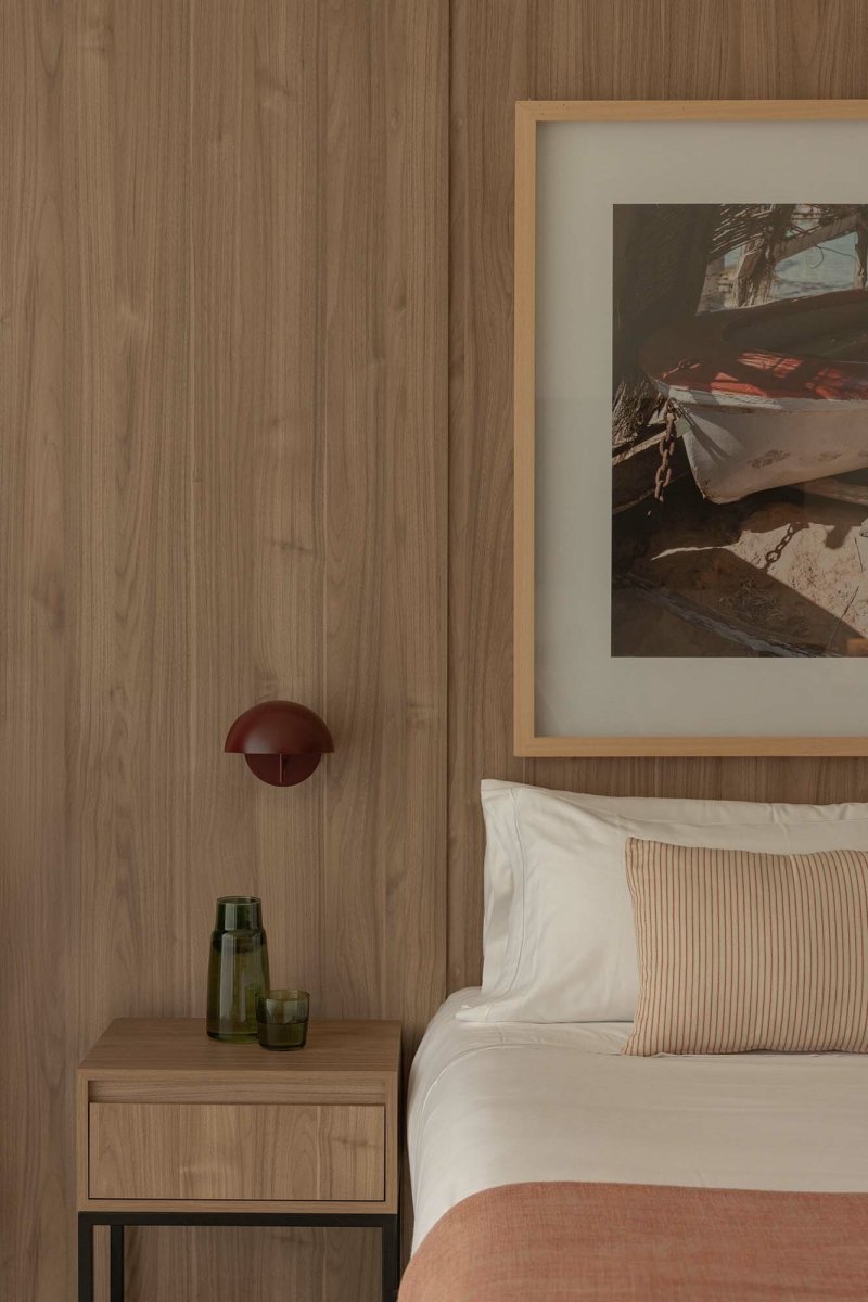 Matilda Ø17 Bourgogne lampe de lecture De Faro Barcelona - Un luminaire moderne aux couleurs vives et &agrave; l'expression minimaliste.