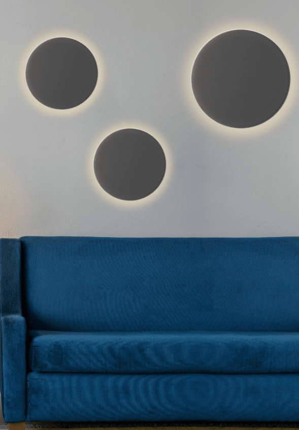Tou Gris applique murale De Faro Barcelona - Il est fabriqué en aluminium et possède une housse en tissu et en mousse.