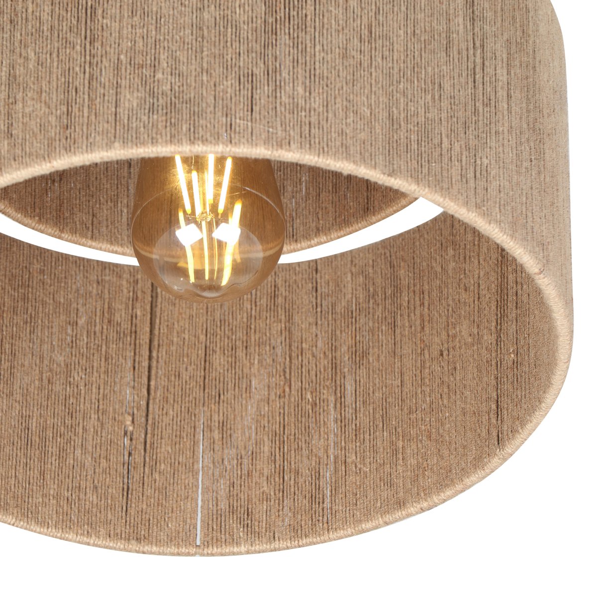 Smilla Ø30 Nature plafonnier De Trio Lighting - Avec son &eacute;l&eacute;gant mariage de jute naturel et de m&eacute;tal noir mat, Smilla allie charme rustique et design moderne&nbsp;: un d&eacute;tail parfait pour un int&eacute;rieur &eacute;l&eacute;gant et harmonieux.