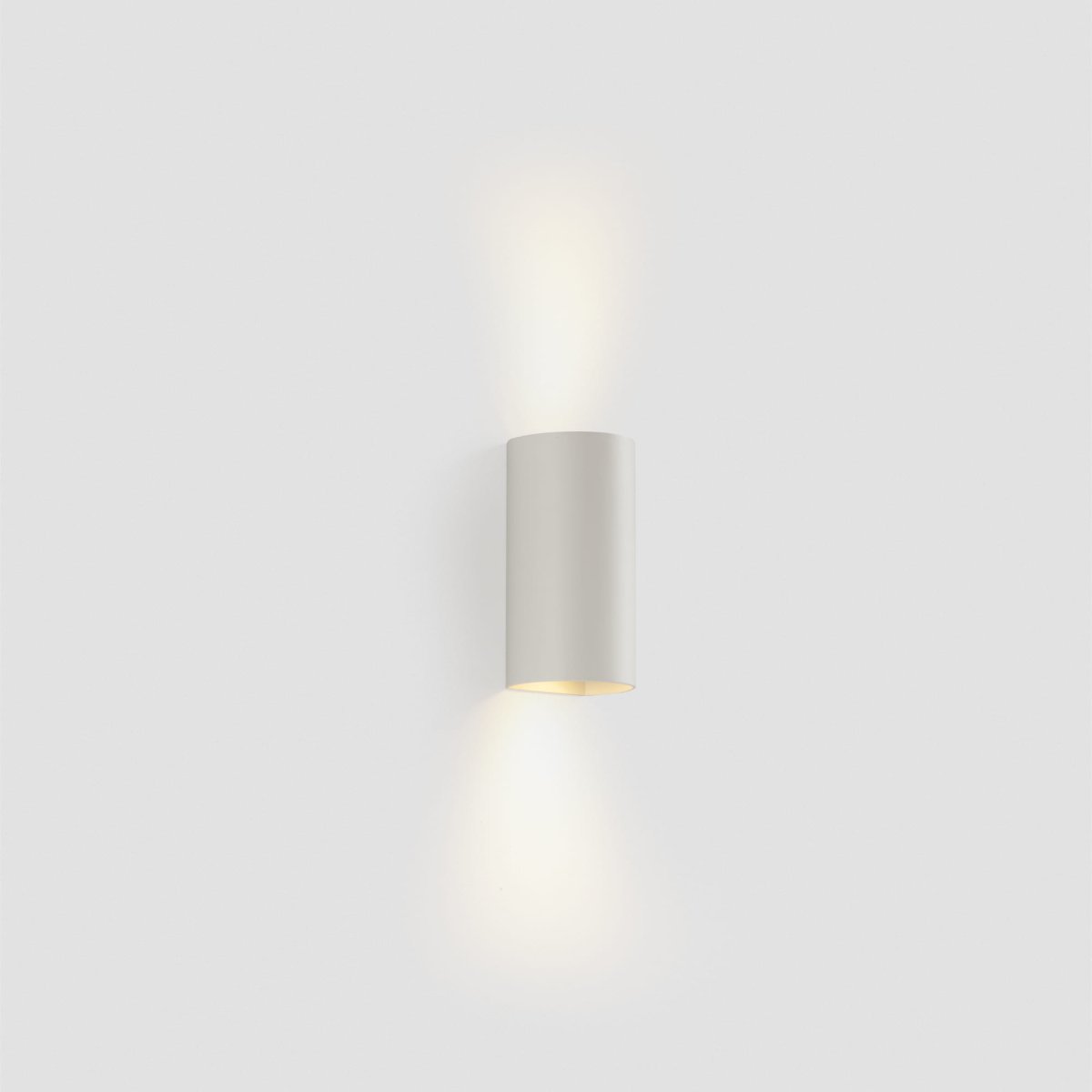 Sole 15cm Blanc applique murale De Faro Barcelona - Disponible en deux tailles et avec une diffusion lumineuse unilat&eacute;rale ou bilat&eacute;rale, elle est id&eacute;ale pour les couloirs et les petits espaces.