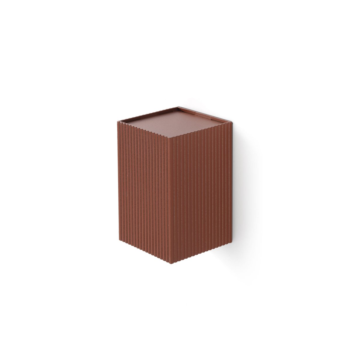 Lune 10cm Terre cuite cannelée applique murale De Faro Barcelona - Lune est une applique murale carr&eacute;e &agrave; la finition terracotta stri&eacute;e qui allie fonctionnalit&eacute; et style.