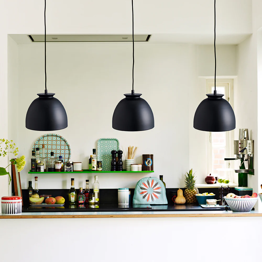 Bloom Ø23 Noir suspension De Superliving - Avec des formes douces et un design simple, cette lampe s'intègre parfaitement au-dessus de la cuisine ou de la table à manger.