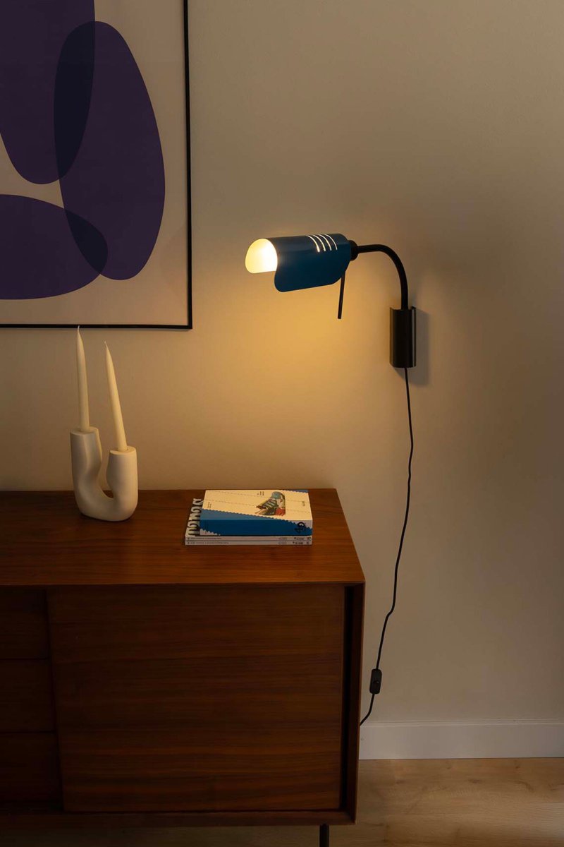 Martinica 47cm Bleu lampe de lecture De Faro Barcelona - Dot&eacute;e d'une douille E27 et d'une fonctionnalit&eacute; polyvalente, Martinica est un ajout pratique et d&eacute;coratif &agrave; votre chambre, salon ou espace de travail.