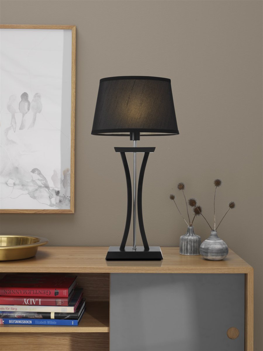 New Chelsea 60cm Noir lampe de table De Cottex - Nouvelle lampe de table Chelsea XL en bois noir&auml; avec des détails chromés et un élégant abat-jour ovale qui fournit un éclairage doux et agréable.