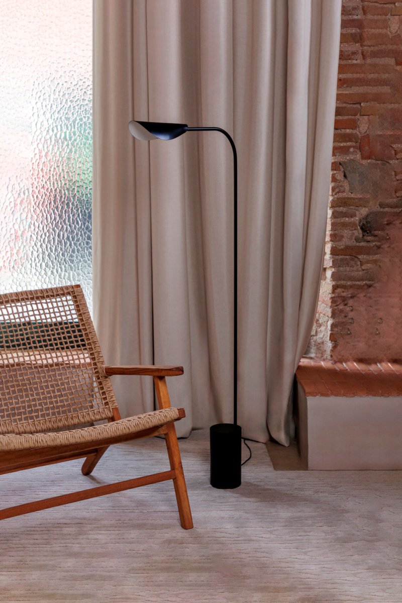 Liggera Noir lampadaire De Faro Barcelona - Gr&acirc;ce &agrave; sa l&eacute;g&egrave;ret&eacute; et son esth&eacute;tique &eacute;l&eacute;gante, Liggera s'int&egrave;gre &agrave; tous les environnements, de la maison moderne &agrave; l'espace de travail cr&eacute;atif, et lui conf&egrave;re une allure calme et &eacute;quilibr&eacute;e.