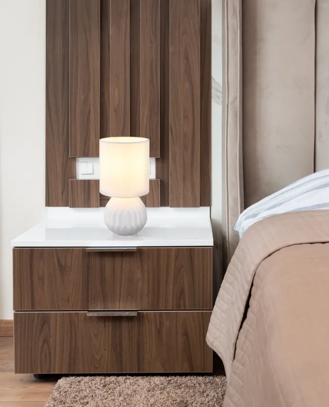 Sylas 23cm Blanc lampe de table De Globo Lighting - Den rundade keramiska basen i elegant vitt och den matchande cylindriska textilsk&auml;rmen skapar en harmonisk och modern estetik.