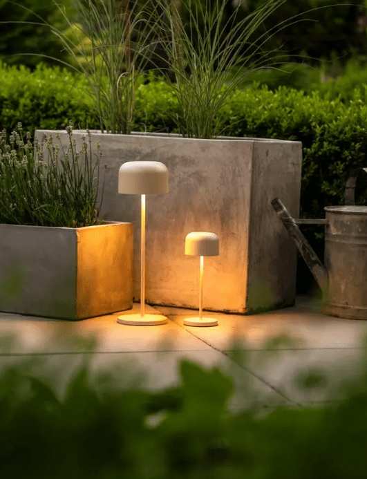 Lille 20cm Sable portable De Konstsmide - La lampe est &eacute;quip&eacute;e d'un variateur tactile pour que vous puissiez r&eacute;gler la luminosit&eacute; et la temp&eacute;rature de couleur du jaune chaud au blanc chaud.