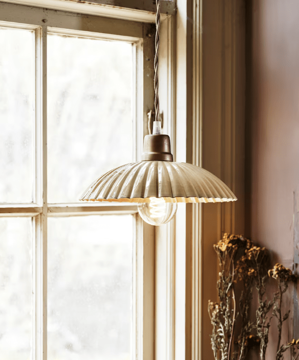 Ingrid Grand Ø24 Beige lampe de fenêtre De Strömshaga - Plafonnier beige en tôle avec abat-jour plissé et câble textile torsadé de couleur naturelle.