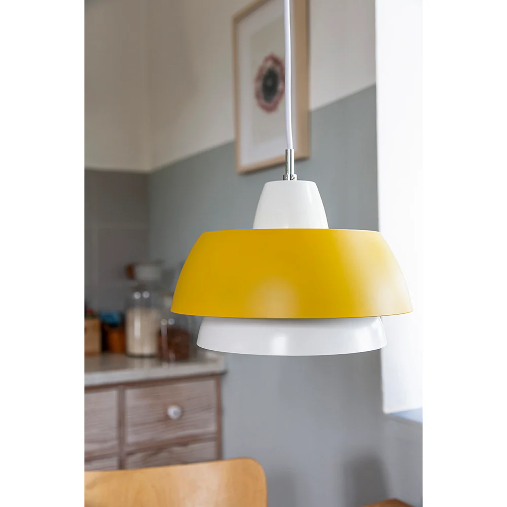 Trio Ø28 Jaune suspension De Superliving - Avec la source lumineuse LED de votre choix, vous obtenez une lumi&egrave;re douce au-dessus de la table.