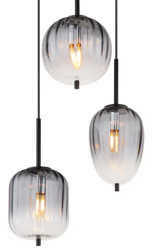 Attila Ø46 Couleur fumée suspension De Globo Lighting - Tillverkad av mattsvart metall och r&ouml;kf&auml;rgat glas som &auml;r mjukt tonade, detta ger lampan ett unikt ljusspel som skapar en behaglig och sofistikerad st&auml;mning i rummet.