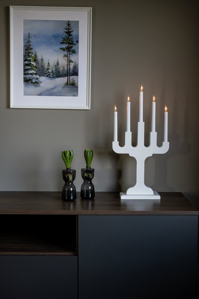 Candelabra 5 Lights Blanc De Konstsmide - Avec cinq lumi&egrave;res, il diffuse une lueur chaleureuse et atmosph&eacute;rique qui cr&eacute;e une atmosph&egrave;re chaleureuse pendant les mois d'hiver.