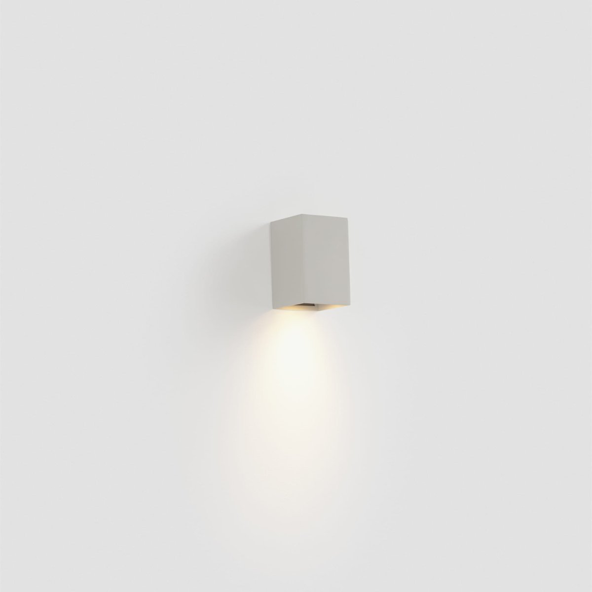 Lune 10cm Blanc applique murale De Faro Barcelona - Son design compact allie un &eacute;clairage fonctionnel et efficace &agrave; une esth&eacute;tique &eacute;pur&eacute;e et moderne.