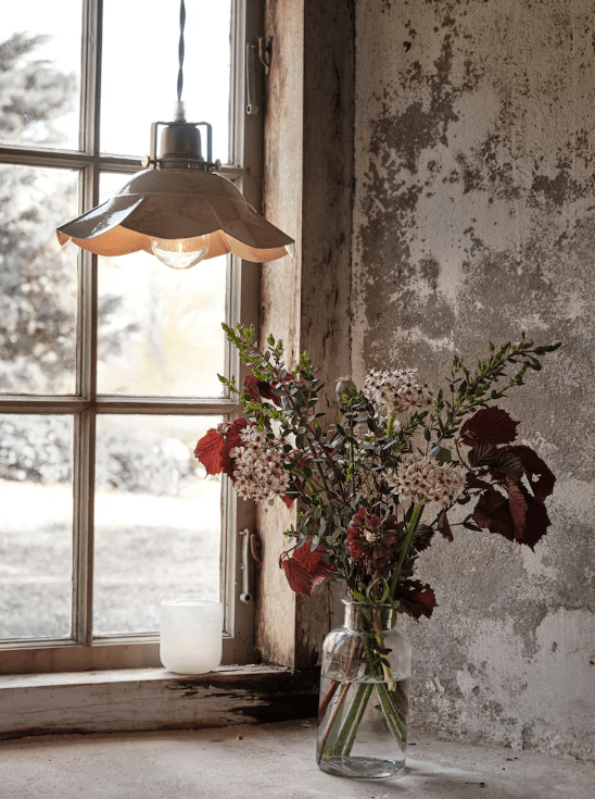Frida Ø25 Beige lampe de fenêtre De Strömshaga - La lampe n'a pas de connexion au mur ou au plafond, vous pouvez donc décider à quoi vous souhaitez la connecter.