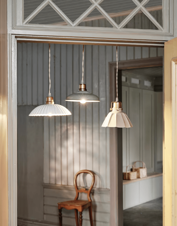 Margareta Ø18 Beige lampe de fenêtre De Strömshaga - La lampe n'a pas de connexion au mur ou au plafond, vous pouvez donc décider à quoi vous souhaitez la connecter.