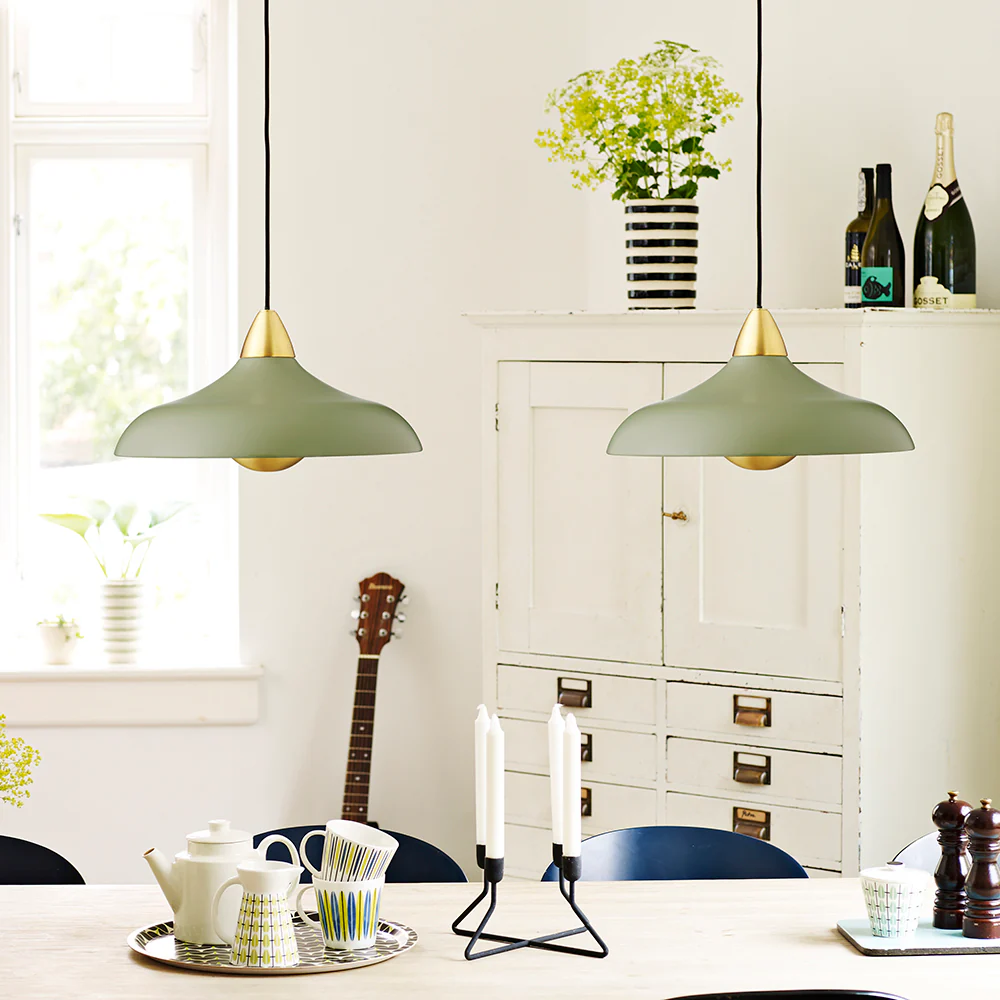 Urban Wide Ø36 Vert olive suspension De Superliving - Le design unique et incurvé émet une lumière douce et directionnelle et crée une atmosphère haut de gamme dans la salle à manger, la cuisine ou le salon.