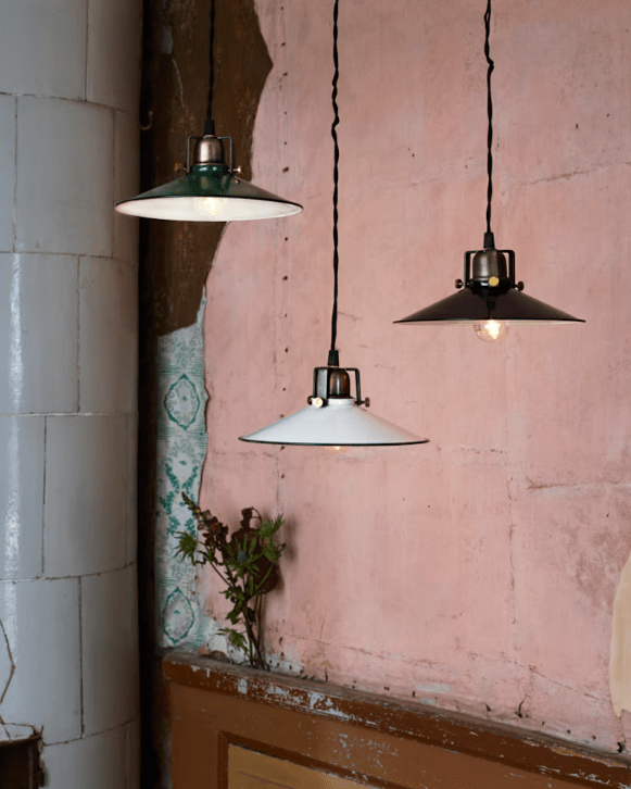 Lampe Style École Herbert Ø23 Vert lampe de fenêtre De Strömshaga - Abat-jour vert avec bord gris contrasté et intérieur blanc, base en laiton et câble textile torsadé noir.