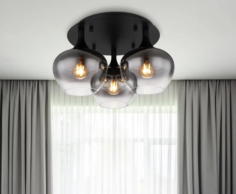 Maxy Ø45 Couleur fumée plafonnier De Globo Lighting - P&aring; en rund takplatta av matttsvart metall sitter tre vackert formade r&ouml;kf&auml;rgade glaskupor.