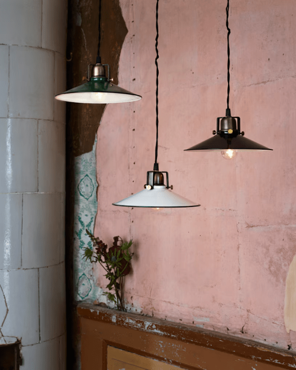 Lampe Style École Herbert Ø23 Noir lampe de fenêtre De Strömshaga - Il s'intègre dans la plupart des pièces telles que les cuisines, les couloirs et les salons.