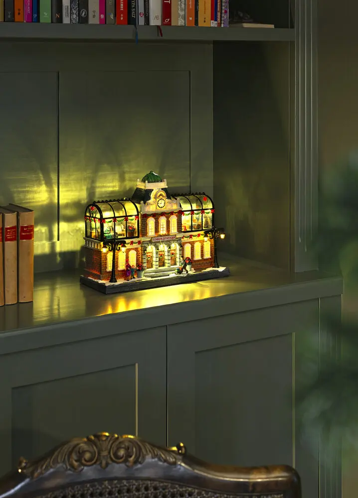 Décoration De Noël Mécanique Avec Gare 25cm Multicolore De Konstsmide - Superbe gare avec des personnages en mouvement, 15 lumi&egrave;res LED blanc chaud et de la musique de No&euml;l int&eacute;gr&eacute;e qui donne vie &agrave; votre village de No&euml;l.