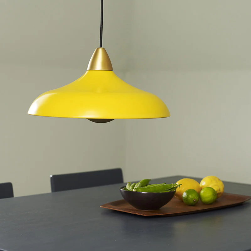 Urban Wide Ø36 Jaune suspension De Superliving - Embellissez votre maison avec la suspension moderne Urban Wide, une combinaison &eacute;l&eacute;gante de finition jaune mate et de d&eacute;tails &eacute;l&eacute;gants en laiton.