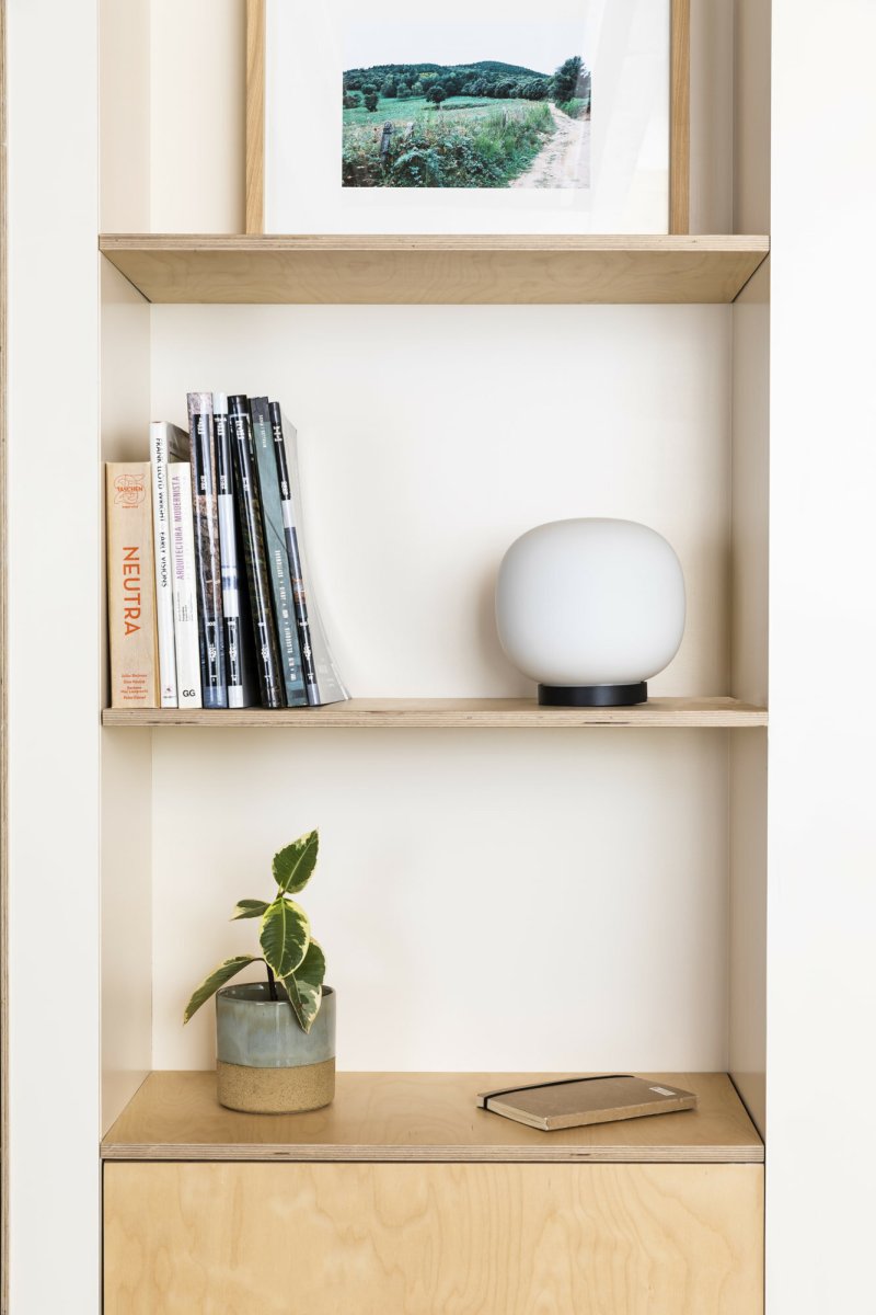 Amelia 22cm Blanc lampe de table De Faro Barcelona - Son diffuseur arrondi diffuse une lumi&egrave;re agr&eacute;able et non &eacute;blouissante, cr&eacute;ant une atmosph&egrave;re chaleureuse et accueillante.