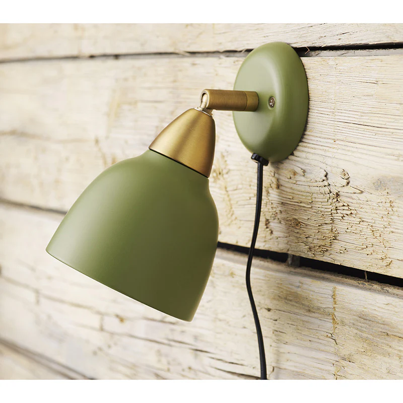 Urban Short Vert olive lampe de lecture De Superliving - L'abat-jour peut être tourné à 345° pour une flexibilité maximale et une lumière parfaite là où vous en avez besoin.