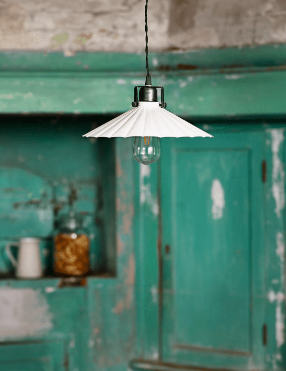 Anita Ø30 Blanc lampe de fenêtre De Strömshaga - La lampe n'a pas de connexion au mur ou au plafond, vous pouvez donc d&eacute;cider &agrave; quoi vous souhaitez la connecter.