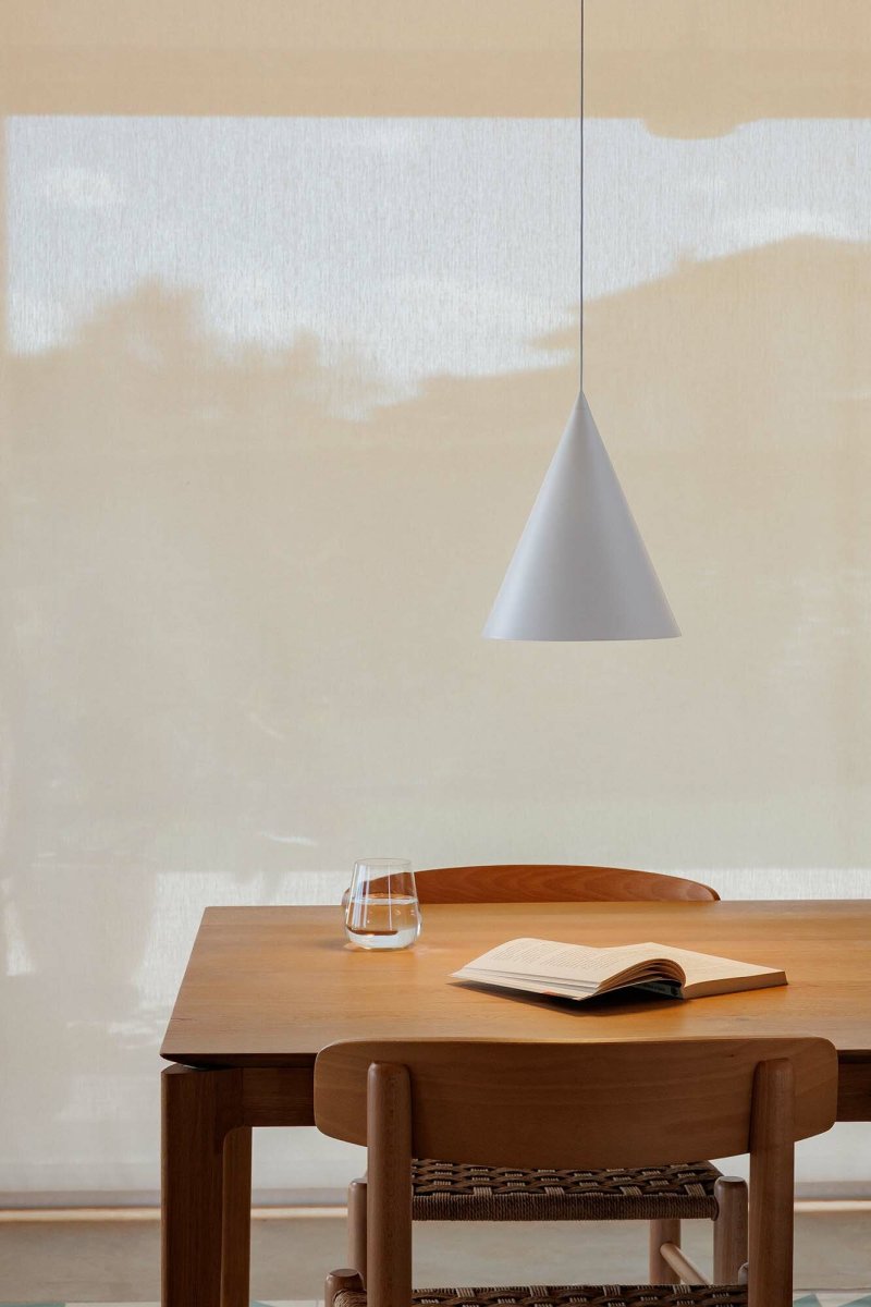 Lina Ø24 Blanc suspension De Faro Barcelona - Son design &eacute;l&eacute;gant est parfait pour les environnements n&eacute;cessitant un &eacute;clairage sophistiqu&eacute; et subtil, id&eacute;al au-dessus d'une table, dans une cuisine ou dans un salon moderne.
