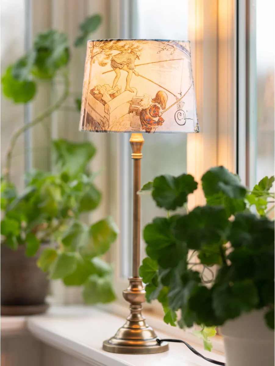 Andrea 53cm Beige lampe de table De PR Home - La lampe de table Andrea, associée à l'abat-jour Kraftfangst, crée un look élégant et devient un accroche-regard dans la pièce.