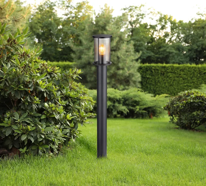 Gracey 100cm Noir bornes De Globo Lighting - Gracey &auml;r en pollare i stilren design, tillverkad av mattsvart rostfritt st&aring;l och har en r&ouml;kf&auml;rgad glassk&auml;rm.