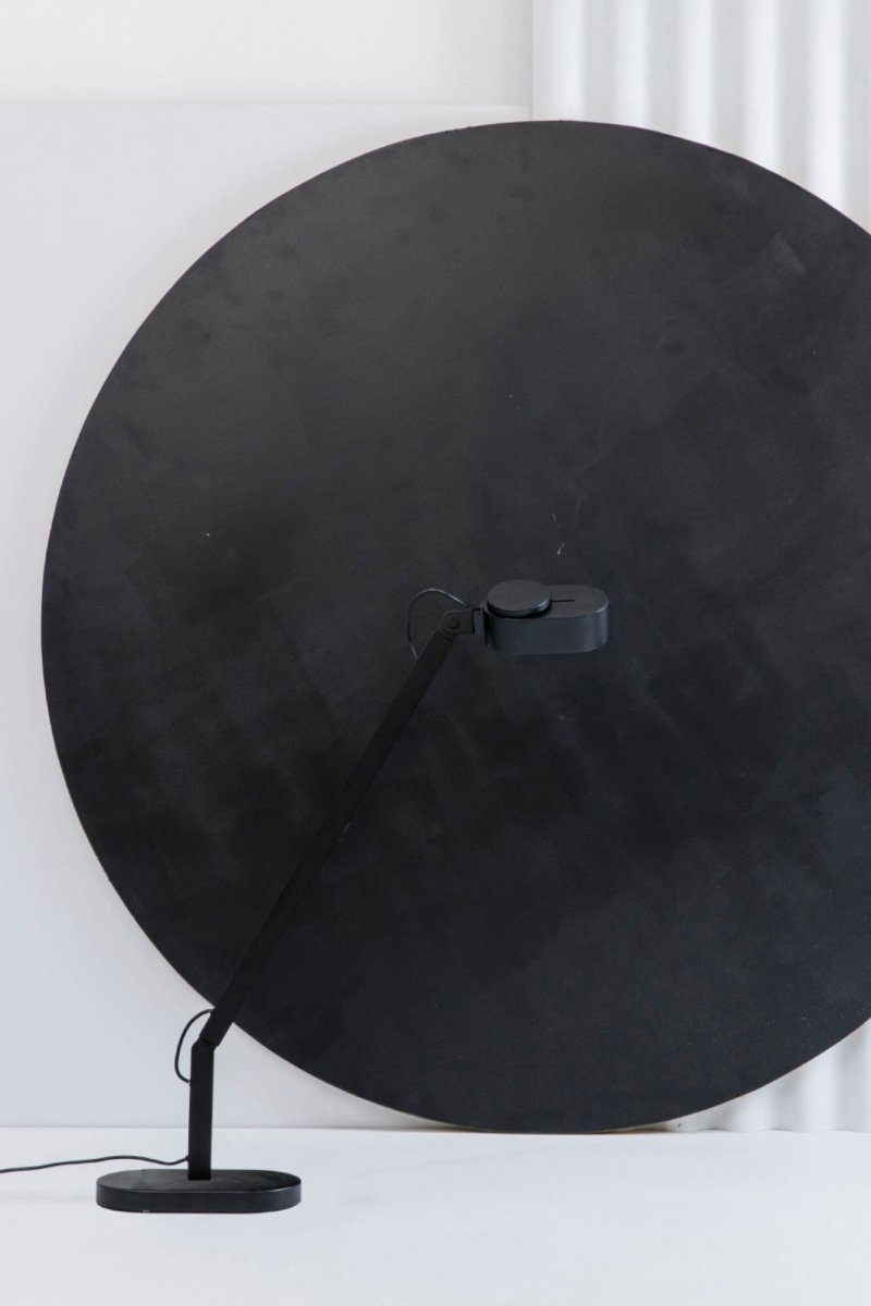 Inviting 86cm Noir lampe de bureau De Faro Barcelona - La t&ecirc;te de la lampe est inclinable horizontalement et verticalement, et la luminosit&eacute; se r&egrave;gle facilement en faisant glisser l'anneau sup&eacute;rieur vers l'avant ou vers l'arri&egrave;re.