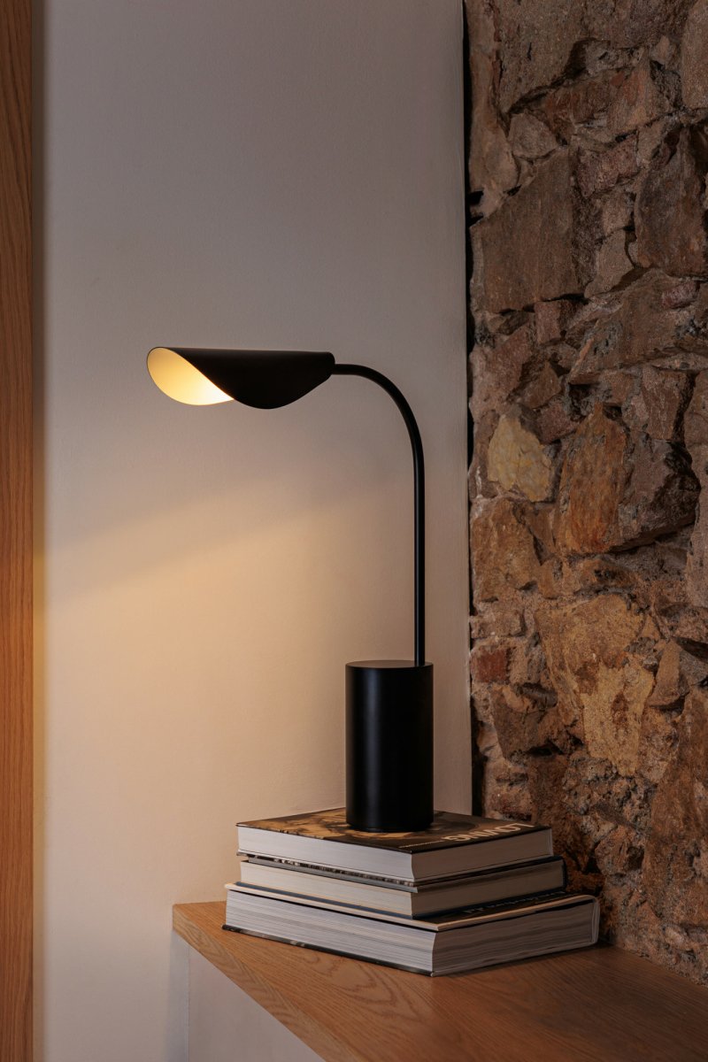 Liggera 55cm Noir lampe de table De Faro Barcelona - Gr&acirc;ce &agrave; sa l&eacute;g&egrave;ret&eacute; et son esth&eacute;tique &eacute;l&eacute;gante, Liggera s'int&egrave;gre &agrave; tous les environnements, de la maison moderne &agrave; l'espace de travail cr&eacute;atif, et lui conf&egrave;re une allure calme et &eacute;quilibr&eacute;e.