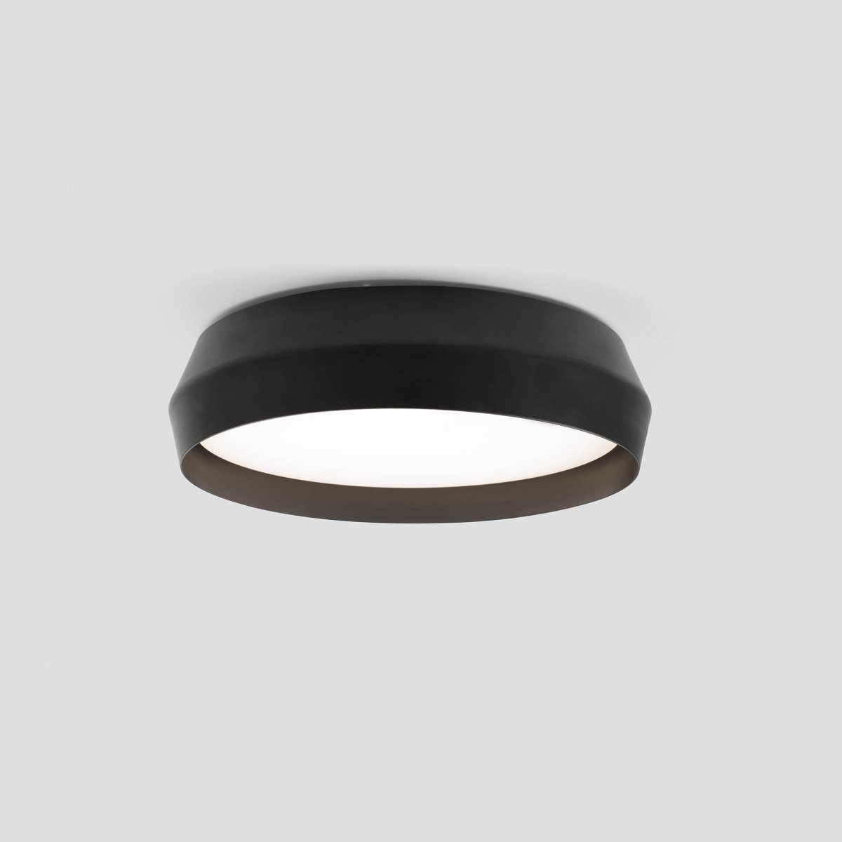 Shoku Ø35 Noir plafonnier De Faro Barcelona - Sa finition noire et son design sophistiqu&eacute; font de Shoku un choix &eacute;l&eacute;gant pour les environnements modernes.