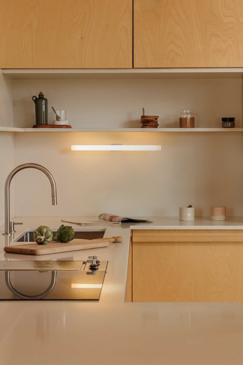 Calma 50cm Bleu lampe de salle de bain De Faro Barcelona - Gr&acirc;ce &agrave; sa source lumineuse int&eacute;gr&eacute;e et &agrave; son design polyvalent, elle peut &ecirc;tre install&eacute;e horizontalement ou verticalement, selon les besoins de l'espace.