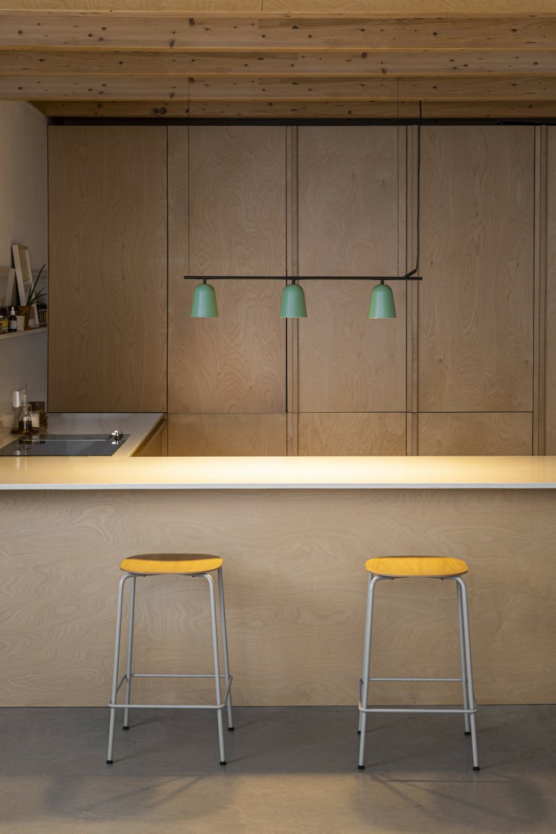 Studio 92cm Vert suspension De Faro Barcelona - Son abat-jour vert et ses abat-jour compacts en font un luminaire id&eacute;al pour les cuisines, les espaces de travail ou les environnements cr&eacute;atifs.